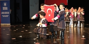 MİNİKLER YIL SONU GÖSTERİSİNDE HÜNERLERİNİ SERGİLEDİ