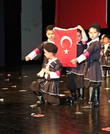 MİNİKLER YIL SONU GÖSTERİSİNDE HÜNERLERİNİ SERGİLEDİ