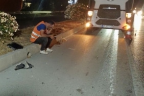 KIZINI YKS'YE GÖTÜRMEK İÇİN YOLA ÇIKTI, FECİ KAZADA HAYATINI KAYBETTİ TUR ARACININ ÇARPMASIYLA YOLA SAVRULDU, OTOMOBİL ÜZERİNDEN GEÇTİ