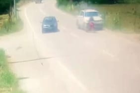 KAMYONET İLE MOTOSİKLET BÖYLE ÇARPIŞTI: 1 AĞIR YARALI