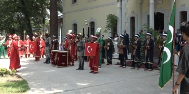 25 ÜLKEDEN ÖĞRENCİLER AYNI SAFTA: MEHTERLE KÜLTÜR KÖPRÜSÜ KURDULAR