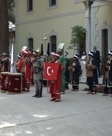 25 ÜLKEDEN ÖĞRENCİLER AYNI SAFTA: MEHTERLE KÜLTÜR KÖPRÜSÜ KURDULAR