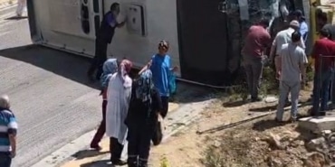 KONTROLDEN ÇIKAN HALK OTOBÜSÜ DEVRİLDİ: 1 YARALI