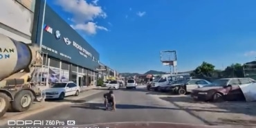 YOLA DÜŞÜRDÜĞÜ EŞYAYI ALMAK İSTERKEN SANİYELERLE ÖLÜMDEN KURTULDU