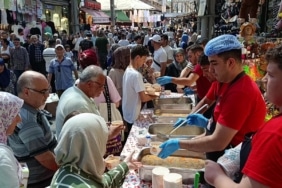 BURSA'DA 30 YILLIK GELENEK...TUZPAZARI ESNAFI 5 BİN KİŞİYE AŞURE İKRAM ETTİ