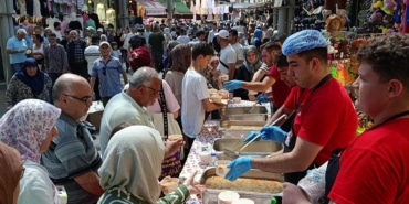 BURSA'DA 30 YILLIK GELENEK...TUZPAZARI ESNAFI 5 BİN KİŞİYE AŞURE İKRAM ETTİ