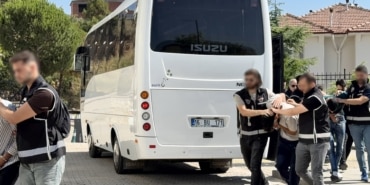 DALTONLAR'A ORHANGAZİ'DE ŞAFAK BASKINI : 9 GÖZALTI EVİ KURŞUNLAYIP DALTONLAR İSMİYLE TEHDİT ETTİLER 9 ŞÜPHELİ ADLİYEDE