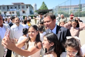 BAŞKAN ERKAN AYDIN ÖĞRENCİLERE KARNELERİNİ VERDİ BAŞKAN AYDIN, ÇOCUKLARIN KARNE HEYECANINI PAYLAŞTI