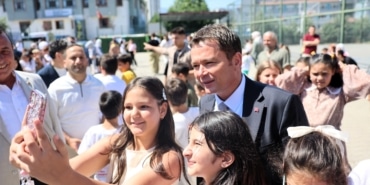 BAŞKAN ERKAN AYDIN ÖĞRENCİLERE KARNELERİNİ VERDİ BAŞKAN AYDIN, ÇOCUKLARIN KARNE HEYECANINI PAYLAŞTI