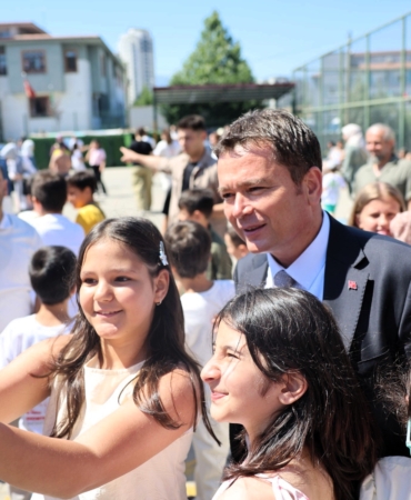 BAŞKAN ERKAN AYDIN ÖĞRENCİLERE KARNELERİNİ VERDİ BAŞKAN AYDIN, ÇOCUKLARIN KARNE HEYECANINI PAYLAŞTI