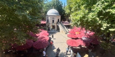530 YILLIK TARİHİ KOZAHAN'DA MASA SANDALYELER YENİDEN AÇILDI KOZAHAN YÖNETİMİ, İSTANBUL KAPALIÇARŞI'DA OLDUĞU GİBİ BURSA KOZAHAN'IN GELECEĞİ VE RESTORASYONUYLA İLGİLİ KURUMLARA ORTAK AKIL ÇAĞRISI YAPTI KOZAHAN YÖNETİMİ ADINA KONUŞAN MESUT CEYLAN: "YEREL YÖNETİMLER, VAKIFLAR, İLGİLİ KURUMLAR VE ÇARŞI ESNAFI YÖNETİMİNİN KATILIMIYLA KANUNLAR ÇERÇEVESİNDE BİR KOORDİNASYON VE ÇALIŞMA KOMİSYONU OLUŞTURULMASINI TALEP EDİYORUZ" "İSTANBUL KAPALIÇARŞI'DA DA TARİHİ ALANIN KORUNMASI VE SÜRDÜRÜLEBİLİR ŞEKİLDE YAŞATILMASI AMACIYLA KAMU KURUMLARI, MALİKLER, ESNAF TEMSİLCİLERİ VE İLGİLİ PAYDAŞLARIN KATILIMIYLA ORTAK ÇALIŞMA VE KOORDİNASYON MEKANİZMALARI OLUŞTURULMUŞ VE ÇÖZÜM ODAKLI BİR YAKLAŞIM BENİMSENMİŞTİR"