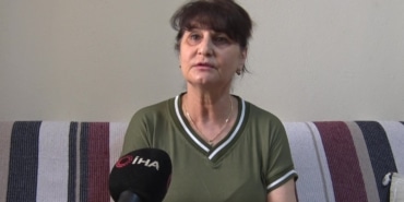 İŞ YERİNİN ÇAYCISINI DOLANDIRAN MÜDÜR YURT DIŞINA KAÇTI BURSA'DA BİR İŞ YERİNDE ÇAYCILIK YAPAN KADIN İŞ YERİNDEKİ MÜDÜRÜN ARSA ALMA VAADİYLE KENDİSİNİ DOLANDIRIP YURT DIŞINA KAÇTIĞINI İDDİA ETTİ ÇARESİZ KADIN "VEFAT EDEN EŞİMDEN MİRAS KALAN PARAYLA EV ALACAKTIM" DEDİ 100 MİLYON LİRALIK VURGUN YAPIP YURT DIŞINA KAÇTIĞI İDDİA EDİLEN MÜDÜR HAKKINDA DAVA AÇILDI