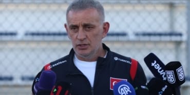 İBRAHİM HACIOSMANOĞLU: "BİZ YOLDA YÜRÜDÜKLERİMİZİ YOLDA BULDUKLARIMIZLA ASLA DEĞİŞMEYİZ" TÜRKİYE FUTBOL FEDERASYONU BAŞKANI İBRAHİM HACIOSMANOĞLU "ÇOCUKLARIN ÜZERİNDE BASKI YOK" "BUNLAR BİZİM ÇOCUKLARIMIZ, DESTEK OLMAMIZ LAZIM" "KALBİNDEKİNİ DİLİNE YANSITAMAYANLAR ANCAK SİNSİCE KONUŞMALARIN ARASINA CÜMLELERİ SOKARLAR" "YÖNETİM OLARAK DA BAŞKAN OLARAK DA BU SORUMLULUĞU ÜZERİMİZE ALIYORUZ" "HER ŞERDE BİR HAYIR VARDIR, HER HAYIRDA DA BİR ŞER VARDIR" "BU NİFAKLARI TAKIMIN İÇİNE SOKMAYA NE GEREK VAR"