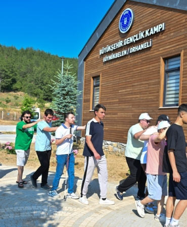 BÜYÜKŞEHİR'İN GENÇLİK KAMPINDA ENGELLER EĞLENEREK AŞILDI