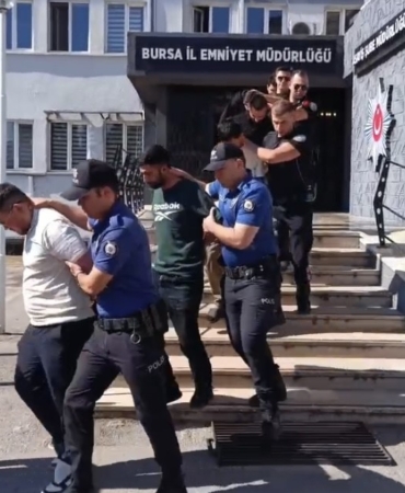 2,5 AY BOYUNCA "POLİSİZ" DİYEREK DOLANDIRDILAR, 100 MİLYONLUK VURGUNUN ARDINDAN TATLI İKRAM ETTİLER SAHTE POLİS ÇETESİ DEHŞETİ: 7 EVİ SATTIRDILAR, SONUNDA "OPERASYON BAŞARIYLA TAMAMLANDI, GÖZÜNÜZ AYDIN" DİYEREK TATLI YEDİRDİLER