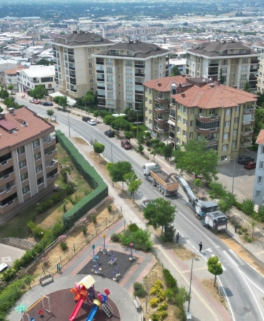BÜYÜKŞEHİR ÜÇEVLER MAHALLESİ'NDE ASFALT YENİLİYOR