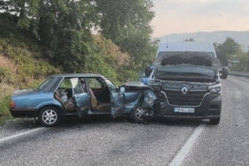 MİNİBÜS İLE OTOMOBİL ÇARPIŞTI 2 YARALI