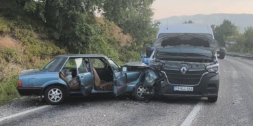 MİNİBÜS İLE OTOMOBİL ÇARPIŞTI 2 YARALI
