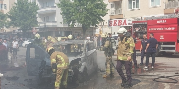 ÇAKMAK YÜKLÜ ARAÇ ALEV ALEV YANDI PEŞ PEŞE PATLAMA SESLERİ KORKU DOLU ANLAR YAŞATTI