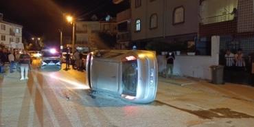 PARK HALİNDEKİ OTOMOBİLE ÇARPIP YAN YATTI, SÜRÜCÜSÜ OLAY YERİNDEN KAÇTI