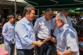 BAŞKAN AYDIN VATANDAŞLARLA SAHADA OMUZ OMUZA