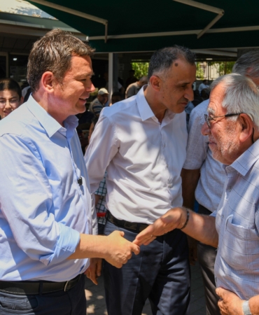 BAŞKAN AYDIN VATANDAŞLARLA SAHADA OMUZ OMUZA