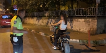 ELEKTRİKLİ BİSİKLET SÜRÜCÜSÜ ALKOLLÜ ÇIKTI, "EVE GİDİYORDUM" DEDİ YASAL SINIRDAN YAKLAŞIK 11 KAT ALKOLLÜ ÇIKTI