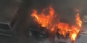 PARK HALİNDEKİ OTOMOBİLLER ALEV TOPUNA DÖNDÜ