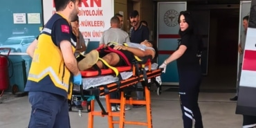 OTOMOBİL İLE ÇARPIŞAN BİSİKLET SÜRÜCÜSÜ HASTANEYE KALDIRILDI