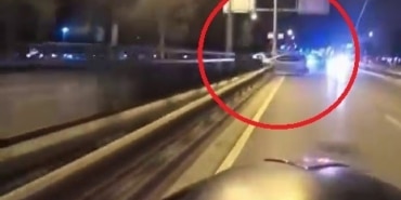 BURSA'DA OTOMOBİL BARİYERLERE ÇARPIP BÖYLE TAKLA ATTI...FECİ KAZA KASK KAMERASINDA BURSA'DA KONTROLDEN ÇIKAN OTOMOBİL TAKLA ATTI, O ANLAR SANİYE SANİYE KAYDEDİLDİ