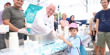 BAŞKAN ŞADİ ÖZDEMİR'DEN AŞURE İKRAMI