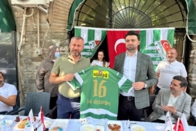 BURSASPOR BAŞKANI ENES ÇELİK KAPALI ÇARŞI'DA ESNAFLA BULUŞTU BURSASPOR BAŞKANI ENES ÇELİK, EMİR HAN'DA DÜZENLENEN KAHVALTI PROGRAMINDA ÇARŞI ESNAFIYLA BİR ARAYA GELDİ.