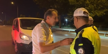 "YAZIKLAR OLSUN" DEDİ, BASIN MENSUBUNA TÜKÜRDÜ BURSA'DA ALKOLLÜ SÜRÜCÜ, BASIN MENSUBUNUN ÜZERİNE YÜRÜYÜP KÜFÜRLER ETTİ