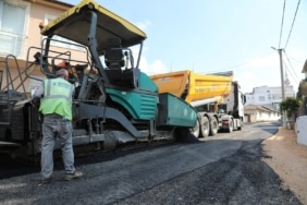 KARACABEY'İN YENİKARAAĞAÇ MAHALLESİ'NDE YOLLAR YENİLENİYOR