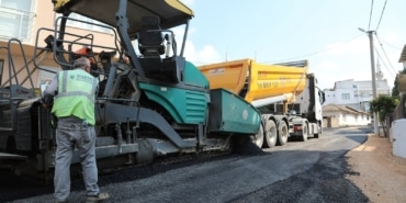KARACABEY'İN YENİKARAAĞAÇ MAHALLESİ'NDE YOLLAR YENİLENİYOR