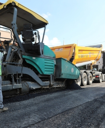 KARACABEY'İN YENİKARAAĞAÇ MAHALLESİ'NDE YOLLAR YENİLENİYOR