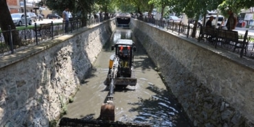 BÜYÜKŞEHİR'DEN DERELERDE TEMİZLİK SEFERBERLİĞİ