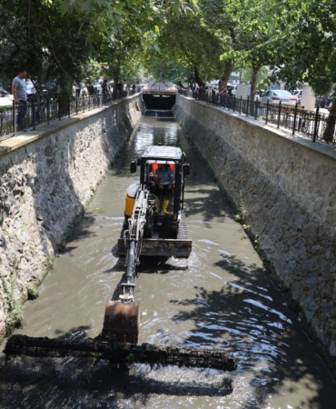 BÜYÜKŞEHİR'DEN DERELERDE TEMİZLİK SEFERBERLİĞİ