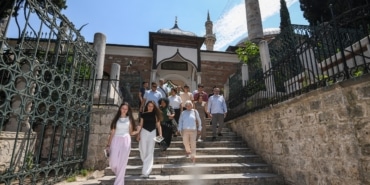 OSMANGAZİ'DE GENÇLER TANPINAR'IN İZİNDE BURSA'YI YENİDEN TANIDI