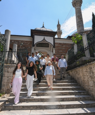 OSMANGAZİ'DE GENÇLER TANPINAR'IN İZİNDE BURSA'YI YENİDEN TANIDI