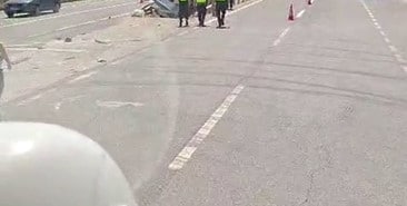ORTA REFÜJE SAPLANAN İKİ ARAÇ BARİYERLERİN ARASINDA SIKIŞTI