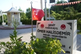TÜRKİYE'NİN DÖRT BİR YANINDAN ŞEHİT ÖMER HALİSDEMİR'İN KABRİNE ZİYARET
