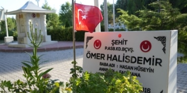 TÜRKİYE'NİN DÖRT BİR YANINDAN ŞEHİT ÖMER HALİSDEMİR'İN KABRİNE ZİYARET