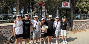 KÜÇÜK YÜREKLERDEN BÜYÜK VEFA: ŞEHİTLİĞİ TEMİZLEYİP GÜLLERLE DONATTILAR