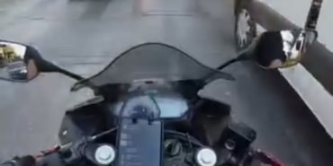 KÖR NOKTADA KALAN YAYAYA MOTOSİKLET ÇARPTI, O ANLAR KASK KAMERASINDA