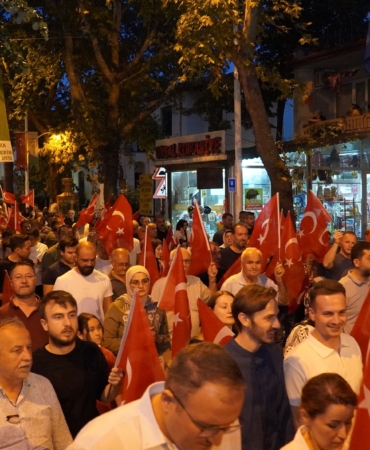 İZNİKLİLER MEYDANA AKIN ETTİ
