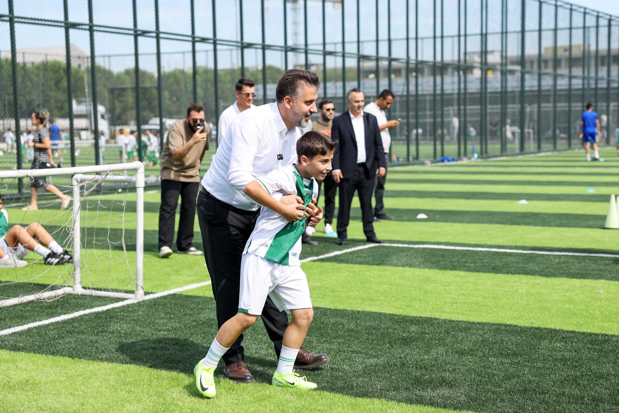 BÜYÜKŞEHİR'DEN BURSASPOR'UN GELECEĞİNE YATIRIM