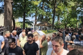 AYNI MOTOSİKLETTE CAN VEREN ANNE-BABA GÖZYAŞLARIYLA UĞURLANDI AYNI MOTOSİKLETTEKİ ÇİFT ÖLDÜ, 3 YAŞINDAKİ ÇOCUKLARI AĞIR YARALANDI MİNİK ALPARSLAN HAYAT MÜCADELESİ VERİYOR