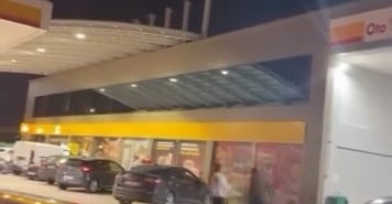 AKARYAKIT İSTASYONUNDA SOPALI KAVGA KAMERADA