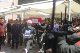 CİLO DAĞI'NIN ZİRVESİNDE HAYATINI KAYBEDEN BURSALI DAĞCI SON YOLCULUĞUNA UĞURLANDI EMEKLİ ASTSUBAY OLAN DAĞCININ CENAZESİNDE ASKERİ TÖREN DÜZENLENDİ